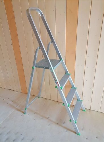 Стремянка алюминиевая Rigger 4 ступени 82 см 100204 фото 3 Стремянка алюминиевая Rigger 4 ступени 82 см 100204 фото 3