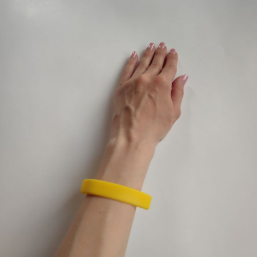 Браслет силиконовый 202х12 мм желтый 012C 997613