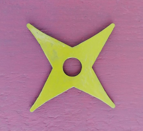 Макет звездочки-шурикен (сурикен) металл черно-желтый 10 см №9 997463