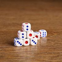 Зары (кубики игральные) 1,1х1,1 см белые с синими и красными точками 02643