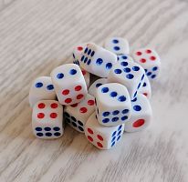 Зары (кубики игральные) 0,9х0,9 см белые с синими и красными точками 02626