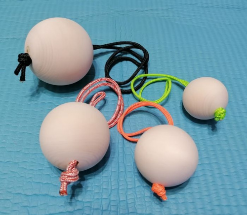 Лямки-шары для подтягиваний d-70 мм (2 шт) дерево 996653 Лямки-шары для подтягиваний d-70 мм (2 шт) дерево 996653