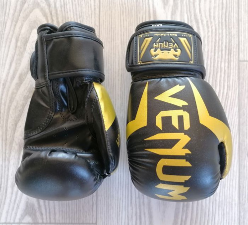 Перчатки боксерские 4 унц Venum черно-золотой 03217