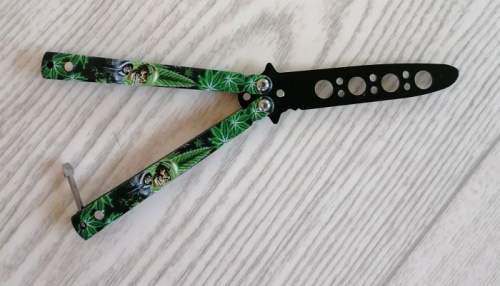 Макет ножа Бабочка металл на винтах (затупленный) 17 см Череп с повязкой зеленый 312151