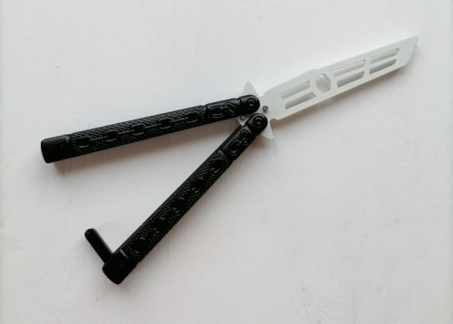Макет ножа Бабочка металл на винтах (затупленный) черно-белый цепь 312113