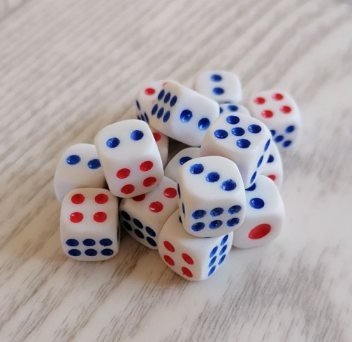 Зары (кубики игральные) 0,9х0,9 см белые с синими и красными точками 02626