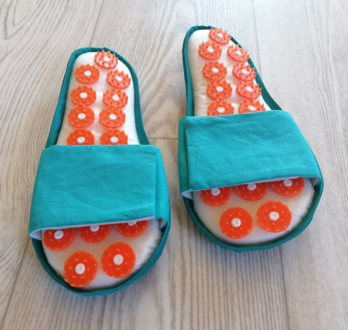 Аппликатор игольчатый (тапочки) 36-39 бирюзово-белые 998339