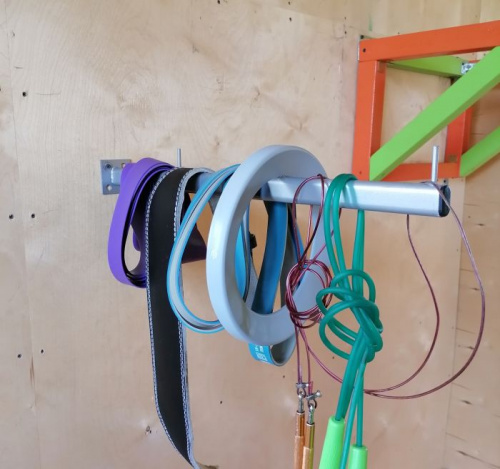 Кронштейн настенный для хранения обручей и спортинвентаря 60х3 см 996275 фото 2