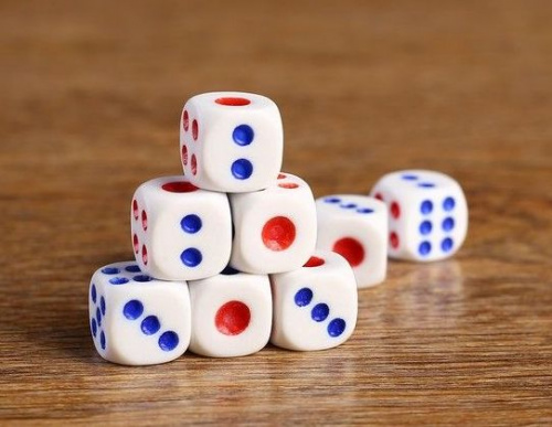 Зары (кубики игральные) 1,5х1,5 см белые с синими и красными точками 1503024