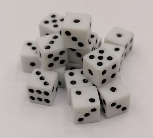 Зары (кубики игральные) 0,7х0,7 см белые 02622