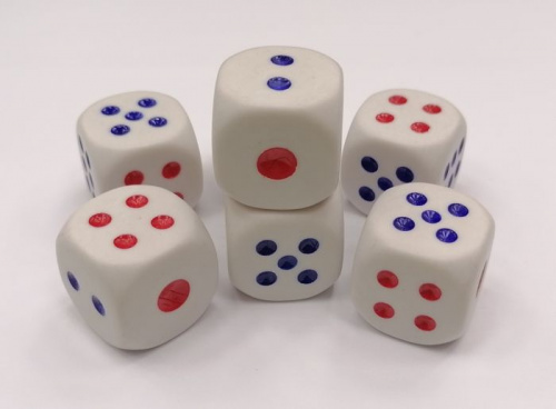 Зары (кубики игральные) 2,4х2,4 см белые с синими и красными точками 02711
