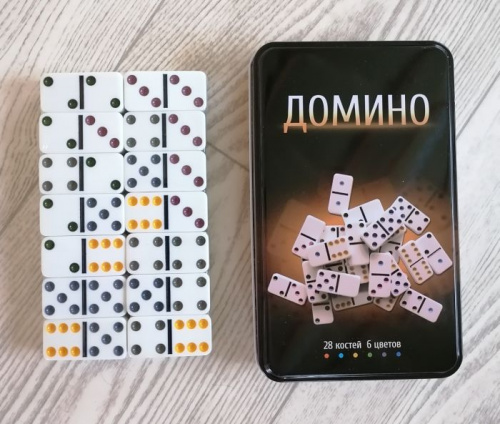 Домино кость 2,5х5 см в метал. кор. (цветные точки) 12х19 см 02881
